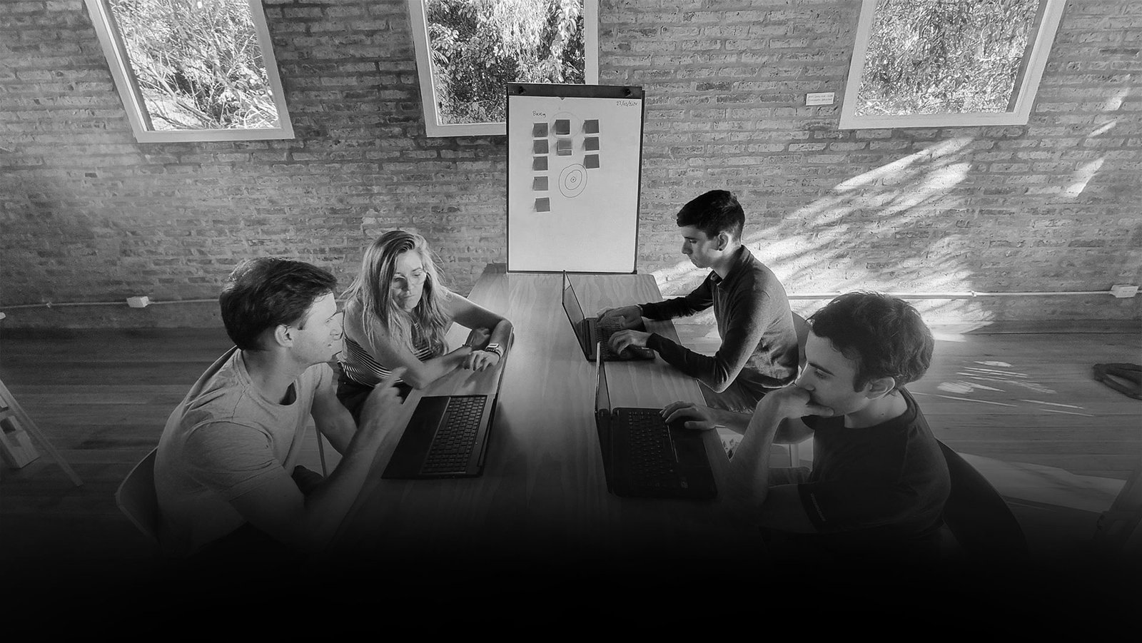 Equipo Digitalmix en reunión de estrategia